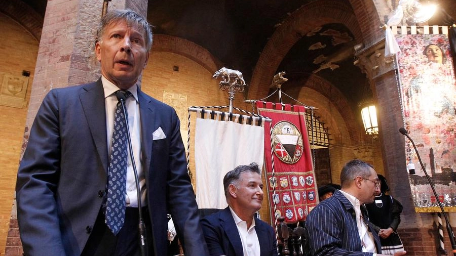 Il sindaco Luigi De Mossi con Andrea Anastasio, sotto il drappellone ’double face’
