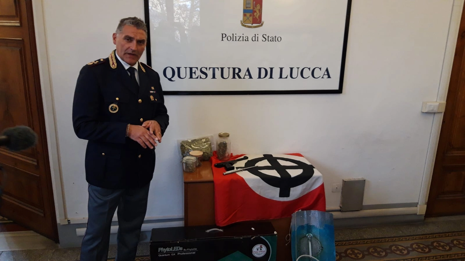 Leonardo Leone, dirigente Digos Lucca, con il materiale sequestrato