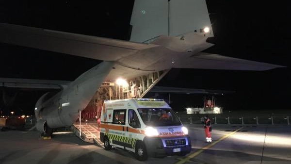 L'ambulanza viene caricata sull'aereo