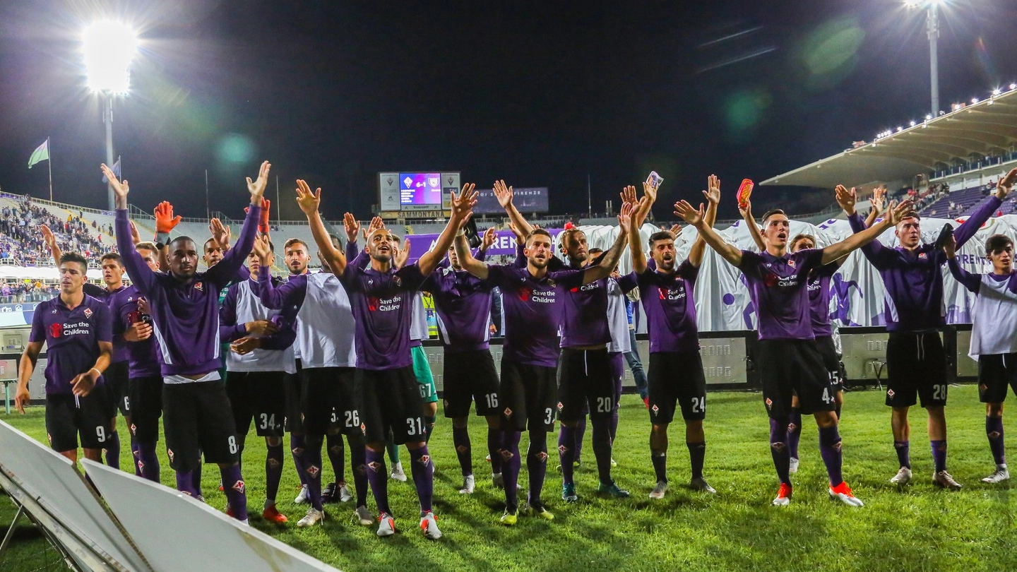 La Fiorentina saluta i tifosi dopo la vittoria con il Chievo (Fotocronache Germogli)