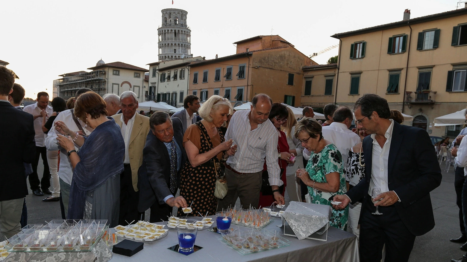 Cena all'ombra della Torre di Pisa (foto Salvini)