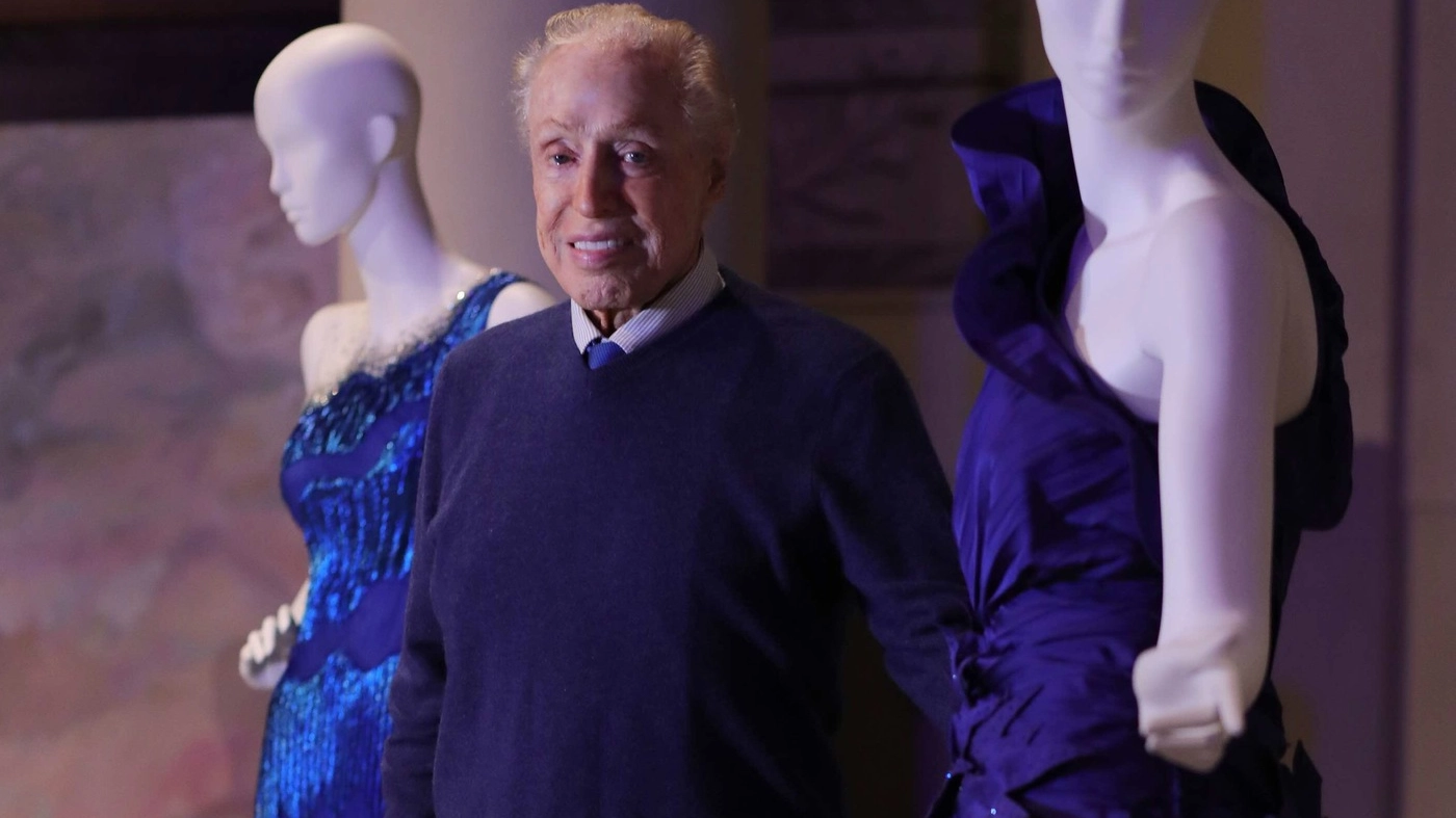 Renato Balestra con due dei suoi modeli iconici esposti nella "Celebluation"