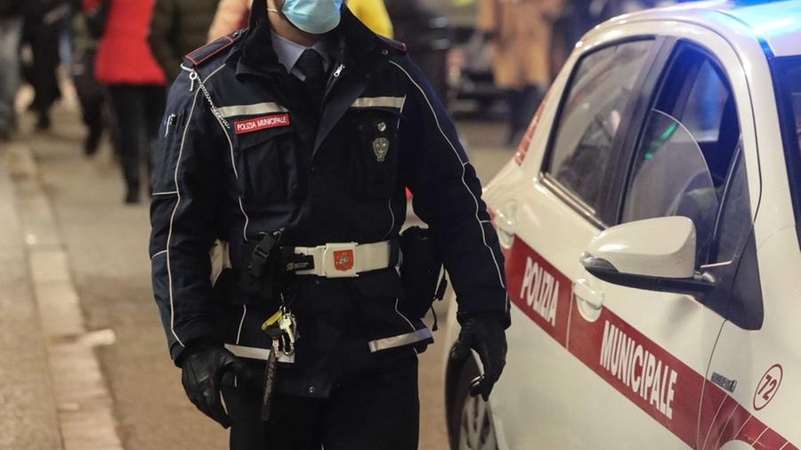 Un agente della polizia municipale (foto New PressPhoto)