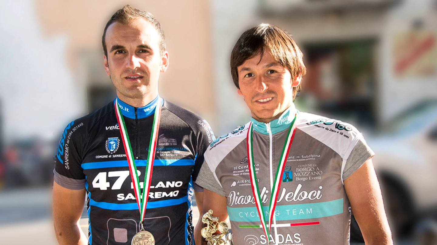 Nicola Nizzi (a sinistra) premiato alla Milano-Sanremo insieme al compaesano Davide Bianchi (a destra)