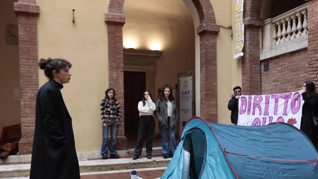 L'associazione universitaria Cravos ha indetto una protesta per richiamare l'attenzione sull'emergenza abitativa e sui servizi carenti per studenti e lavoratori fuorisede. L'Università ha aperto un dialogo e si sta muovendo per trovare soluzioni. La campagna mira a ottenere maggiori finanziamenti dalla Regione Toscana.