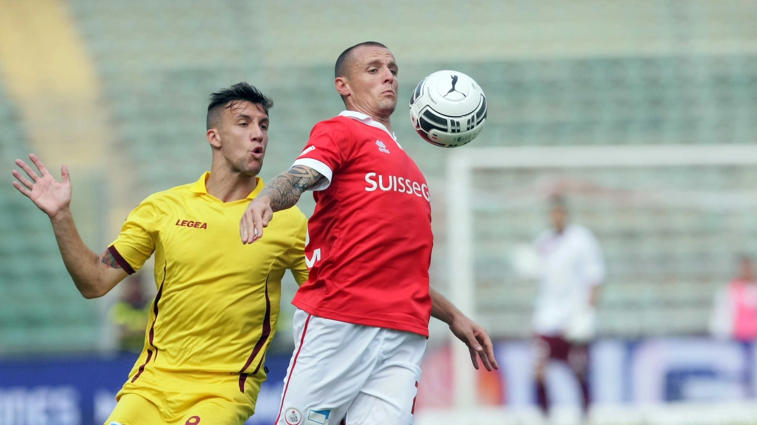 Un azione di gioco durante Bari-Livorno (Lapresse)