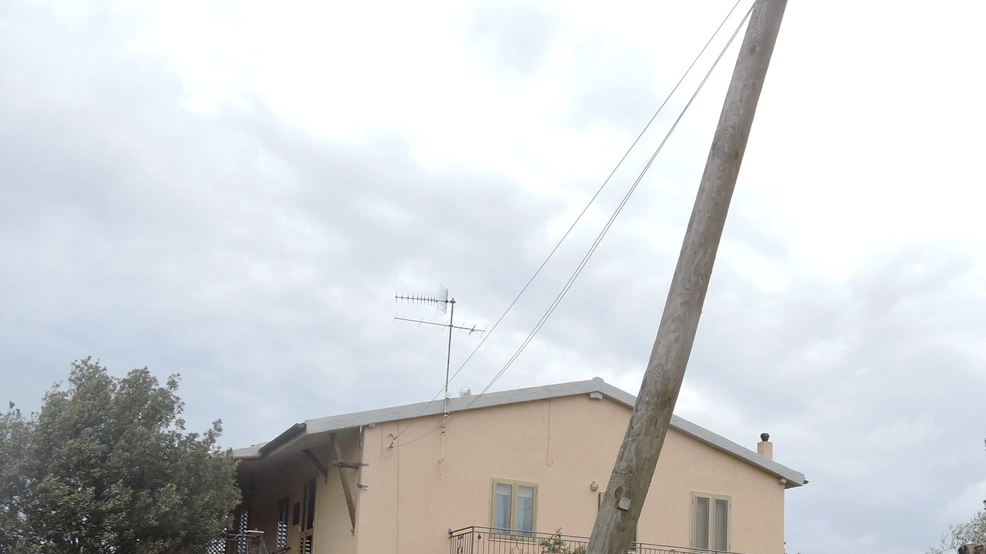 Caminati davanti al palo delle Telecom che davanti alla sua casa a Polverosa, rischia di cadere da un momento all’altro