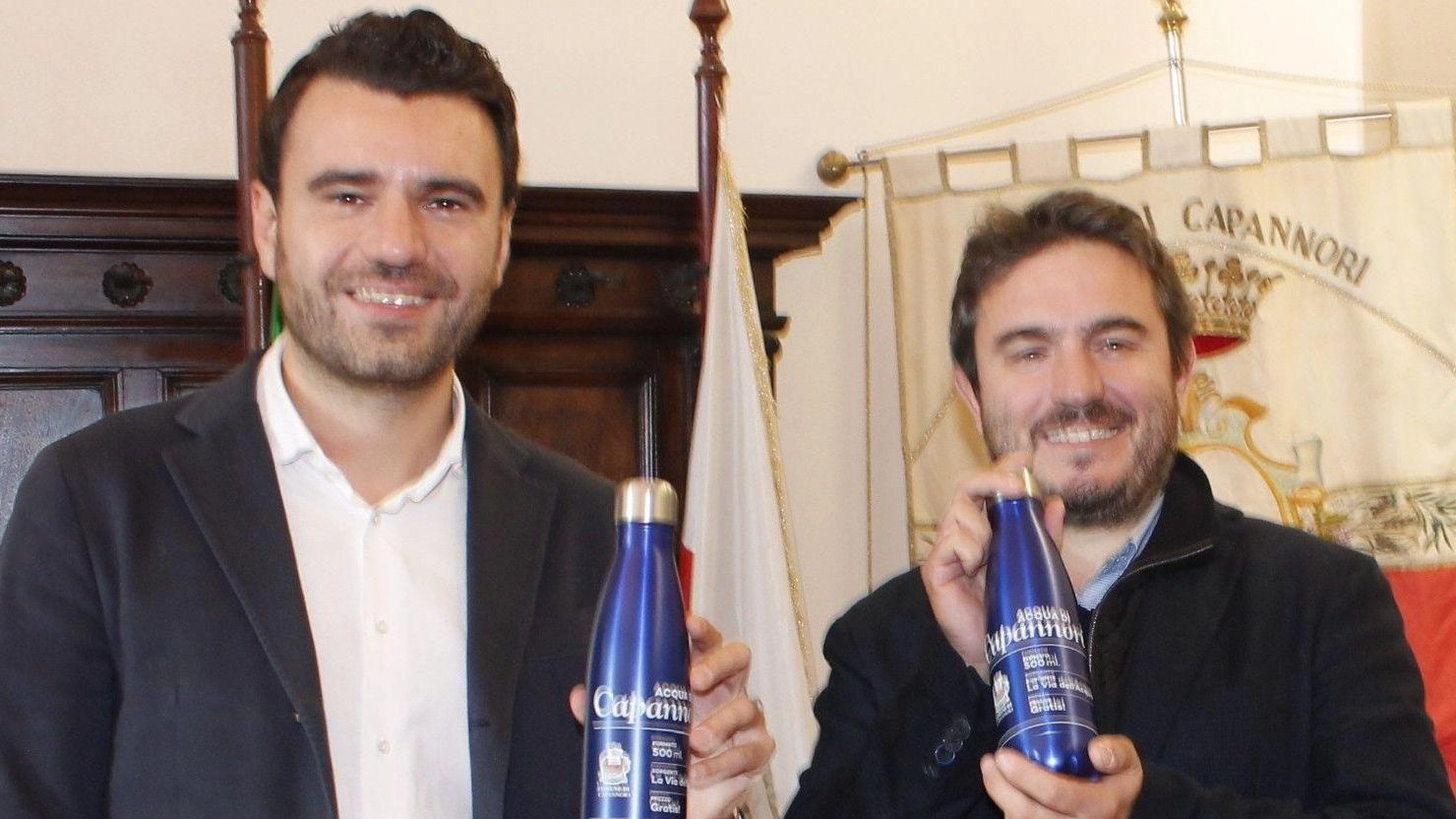 Il Comune distribuirà ottocento borracce alle scuole elementari e medie del territorio. L’iniziativa è al quinto anno consecutivo Il Comune distribuirà ottocento borracce alle scuole elementari e medie del territorio. L’iniziativa è al quinto anno consecutivo