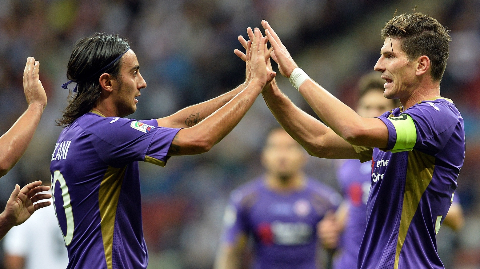Alberto Aquilani si congratula con Mario Gomez dopo il primo gol contro il Real Madrid (foto Afp)