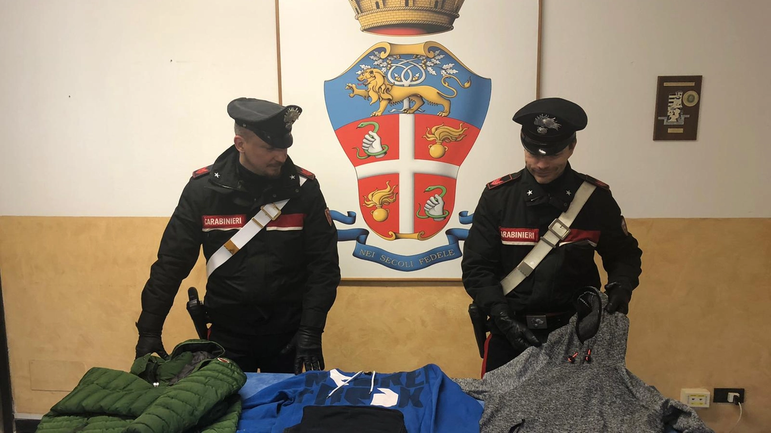I carabinieri con gli abiti indossati dallo scippatore e riconosciuti dalle vittime 