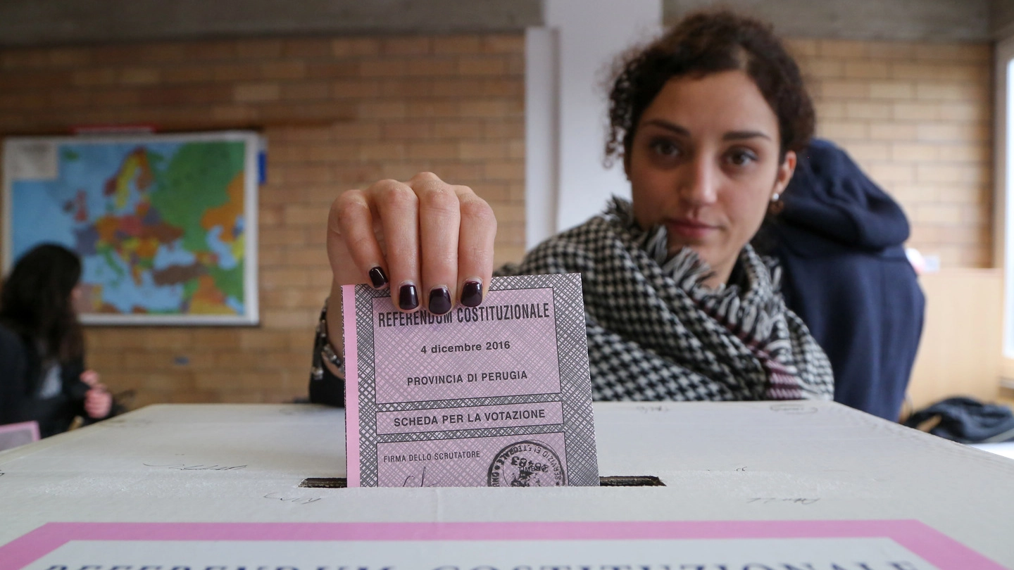 Referendum, un'elettrice al voto a Perugia (Crocchioni)