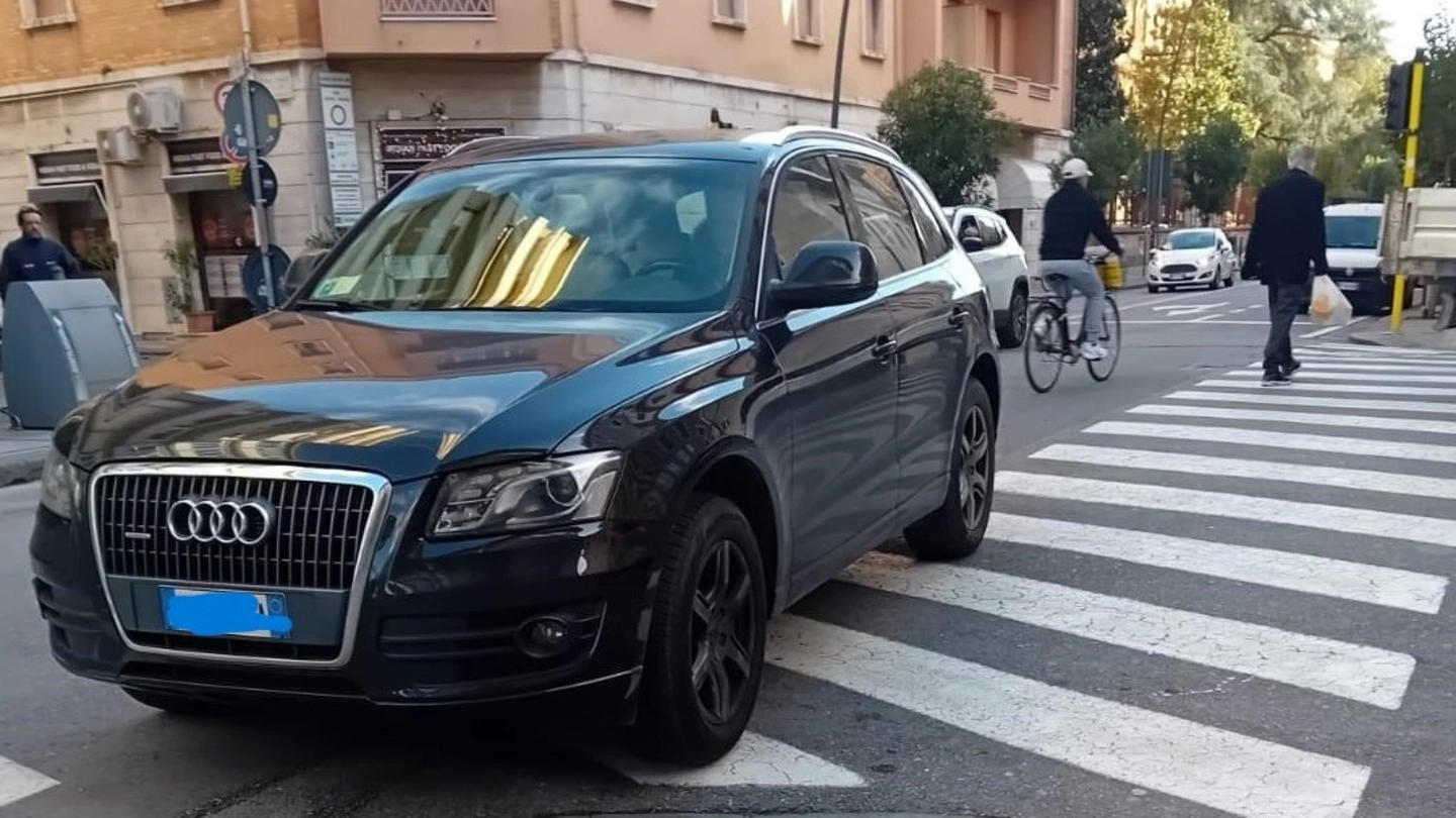 Un'auto parcheggiata sulle strisce a Pisa