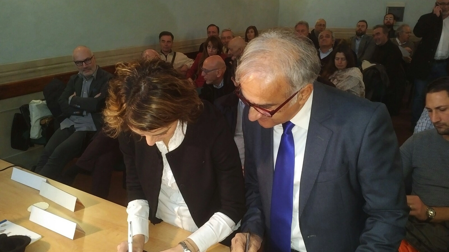 Firma del Contratto di Fiume tra il sindaco di Cortona Basanieri e il presidente Tamburini