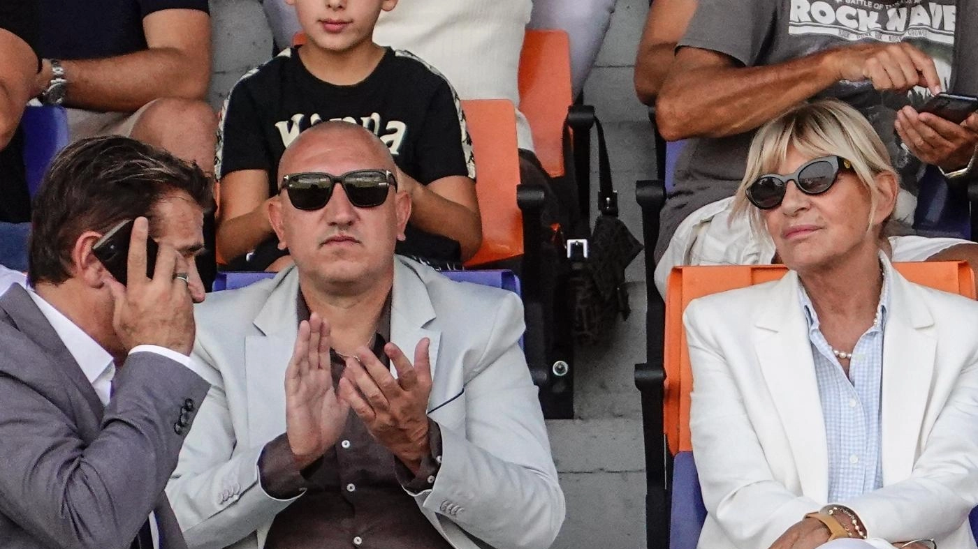 Maurizio Laudicino, responsabile marketing della Pistoiese, è stato scelto come protagonista di "Uomini e Donne" e ha portato Gemma Galgani a Pistoia, portando fortuna alla squadra arancione.