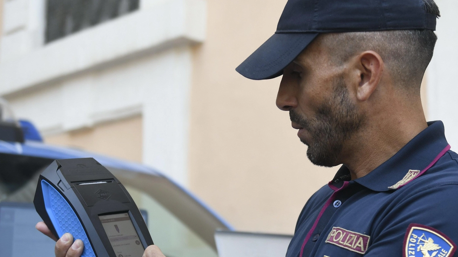Prima lo rapina e poi lo minaccia per fargli ritirare la denuncia Prima lo rapina e poi lo minaccia per fargli ritirare la denuncia