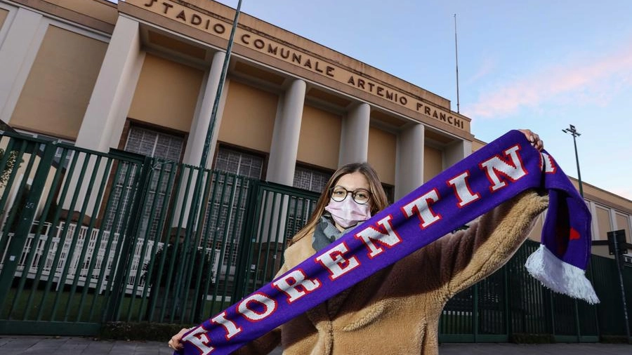 Una tifosa di fronte all'ingresso dell'Artemio Franchi (Press Photo) 