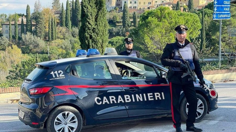 I carabinieri di Lari che conducono le indagini sul caso