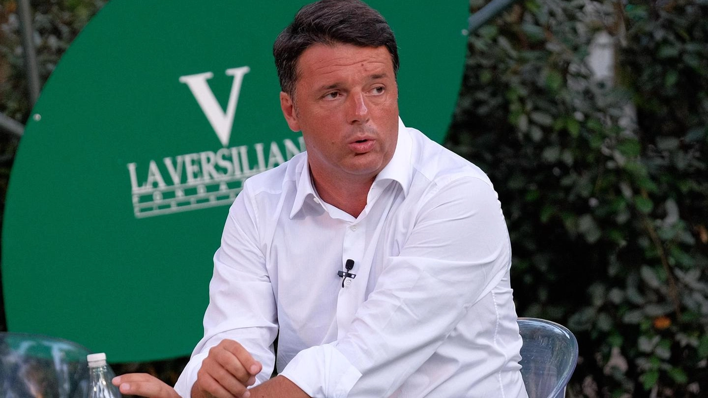 Matteo Renzi alla Versiliana in una passata edizione degli incontri al Caffè (Ansa)