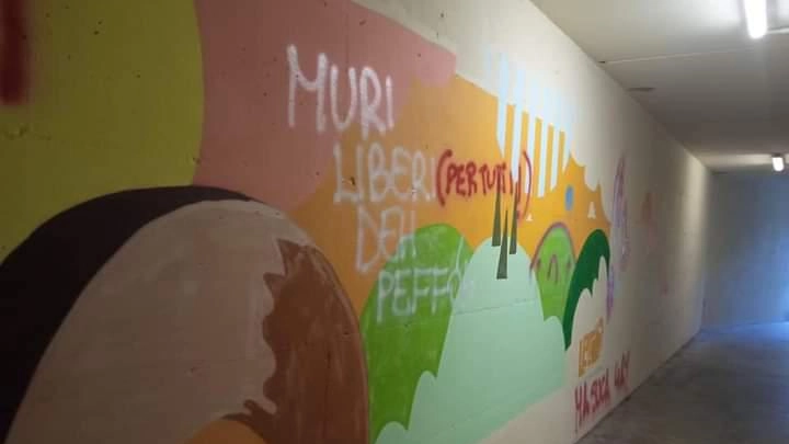 Tornano i vandali nel sottopasso Scritte deturpano i murales Tornano i vandali nel sottopasso Scritte deturpano i murales