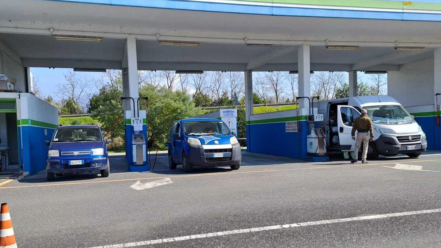 La clientela è tornata ad affollare il distributore di metano per auto di viale XXV Aprile