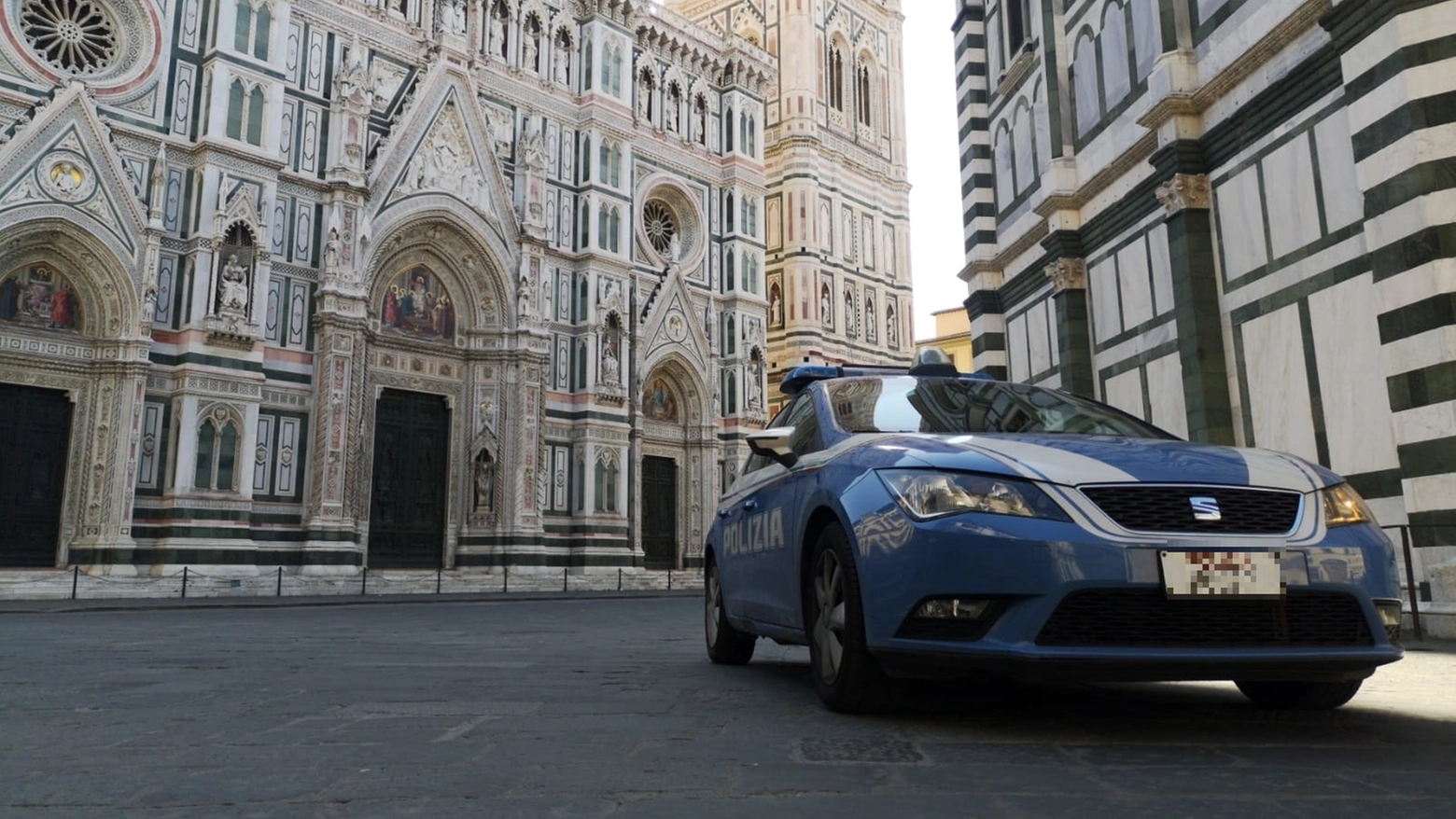 Una volante della polizia in piazza Duomo a Firenze (foto repertorio)