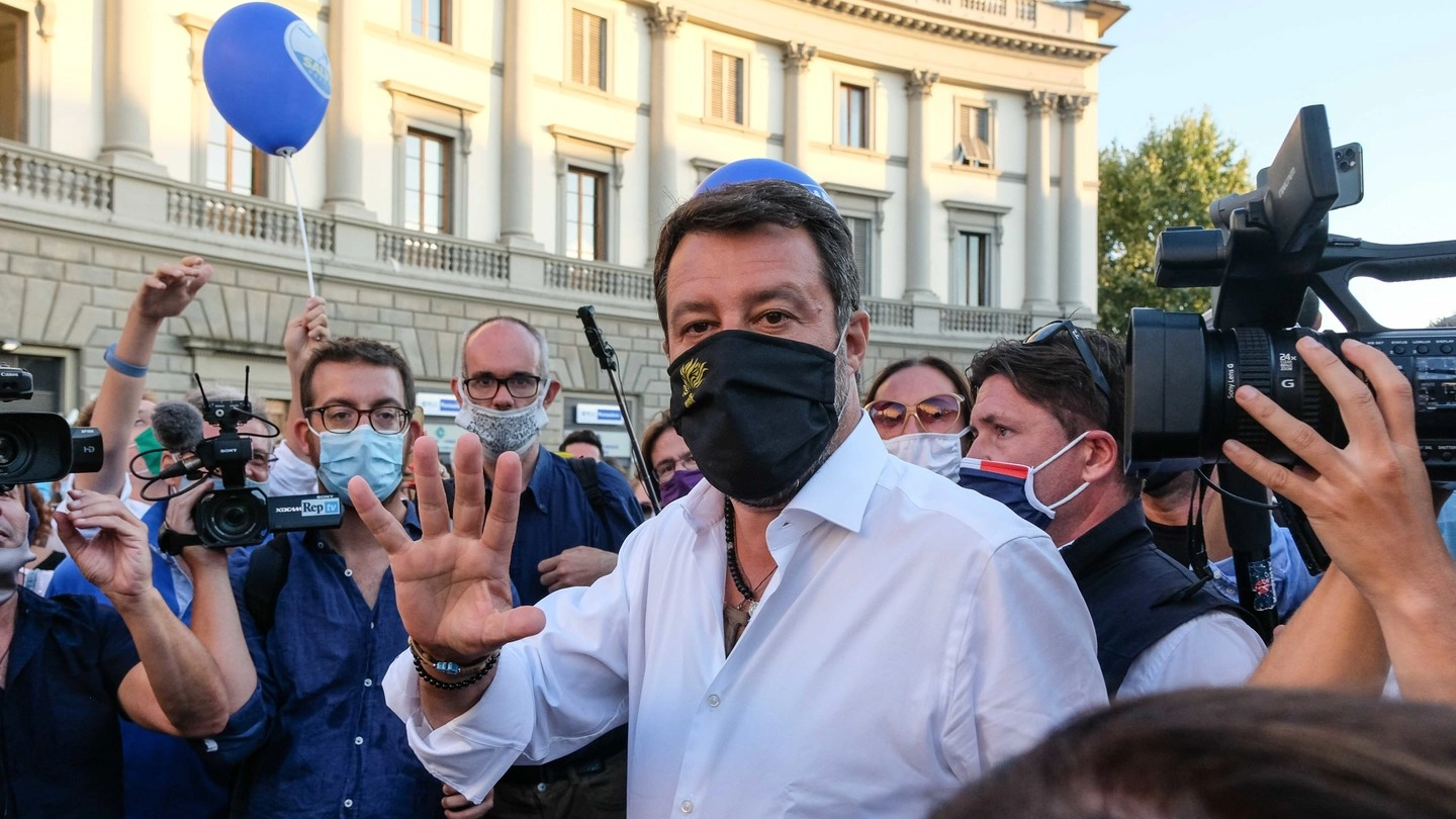 Matteo Salvini in piazza Beccaria (foto Giuseppe Cabras/New Press Photo)