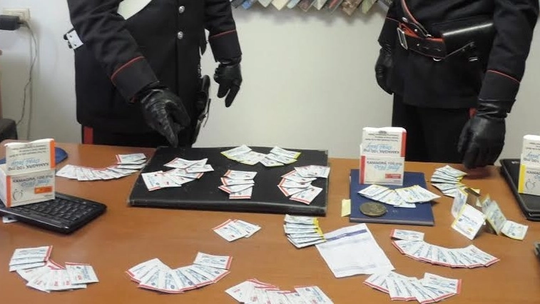 Le bustine del farmaco simile al Viagra sequestrate dai carabinieri