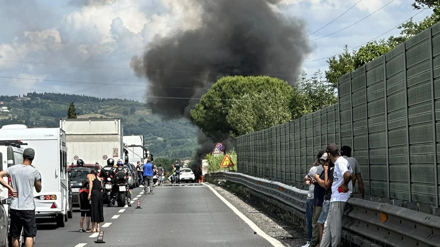 Incendio in Fipili: mezzo in fiamme, strada bloccata a Empoli