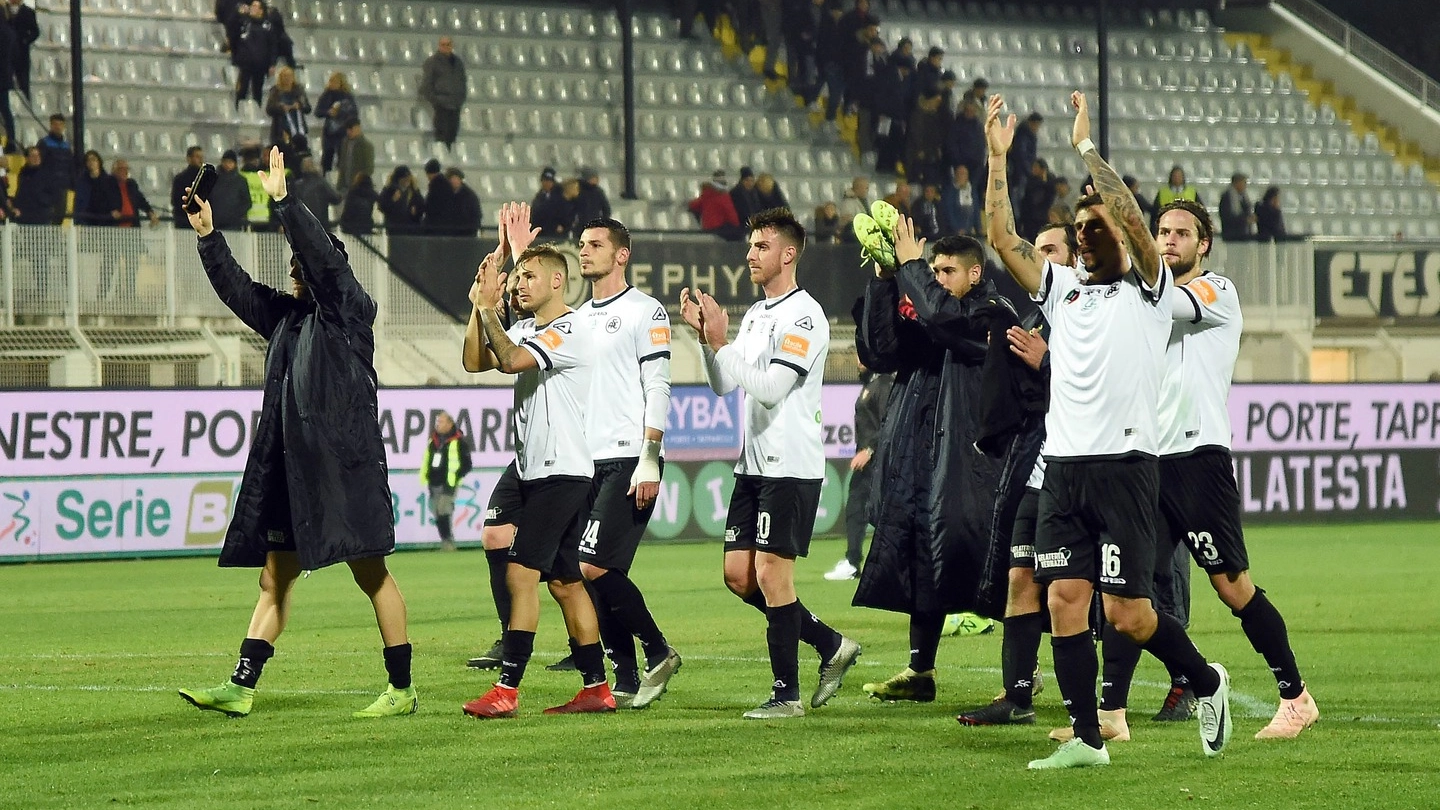 I giocatori dello Spezia salutano i tifosi a fine gara