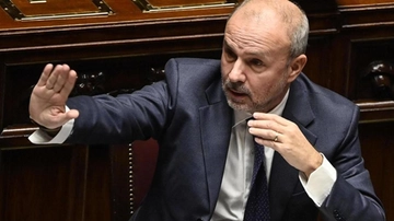 Covid, il governo: mai più lockdown. Test a chi arriva dalla Cina: ma l'Ue non ci segue