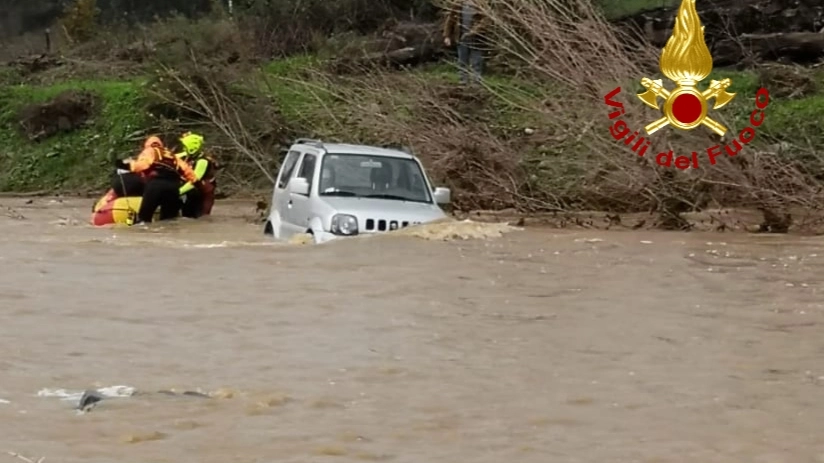 Magliano (Gr): salvataggio di 2 persone rimaste intrappolate nell'auto nel torrente Maiano