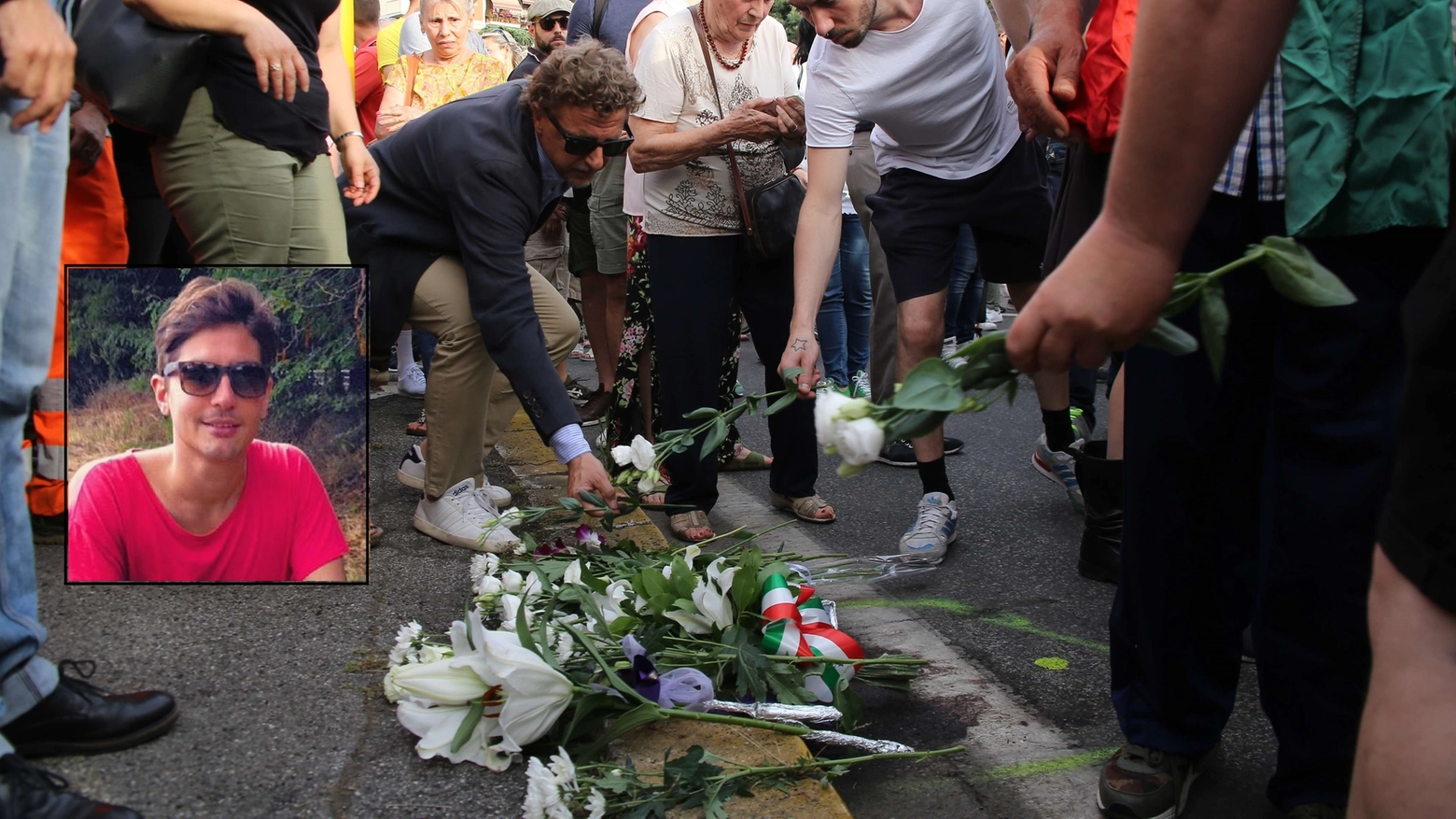 La vittima (nel riquadro) e i fiori per lui (New Press Photo)