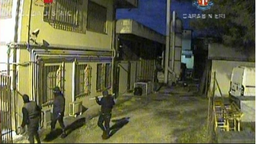 Banditi all'assalto di un'azienda orafa. Immagini di repertorio della banda dei kosovari