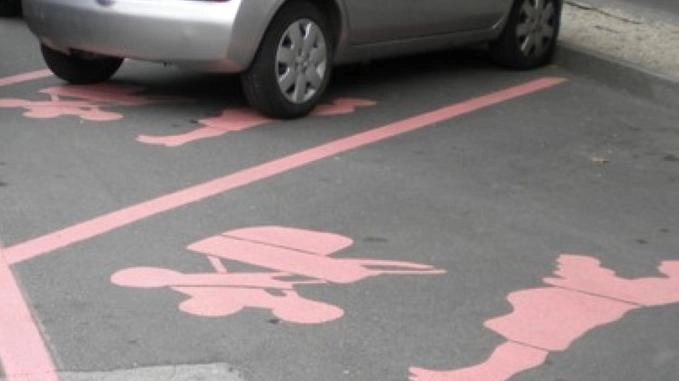 Parcheggio rosa, il tagliando d’ora in poi avrà validità biennale