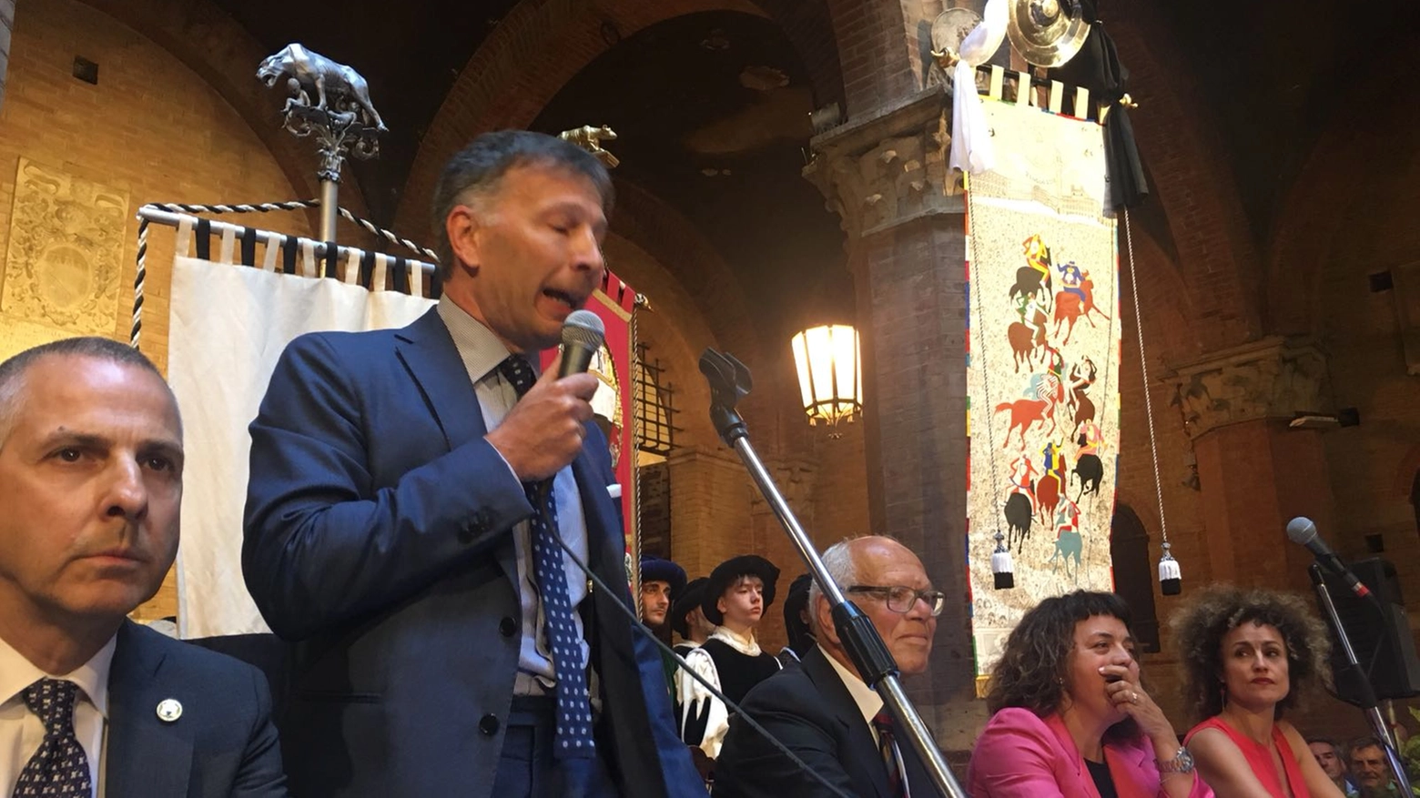 Il neo-sindaco De Mossi e il drappellone di Giannelli (Foto Lazzeroni)