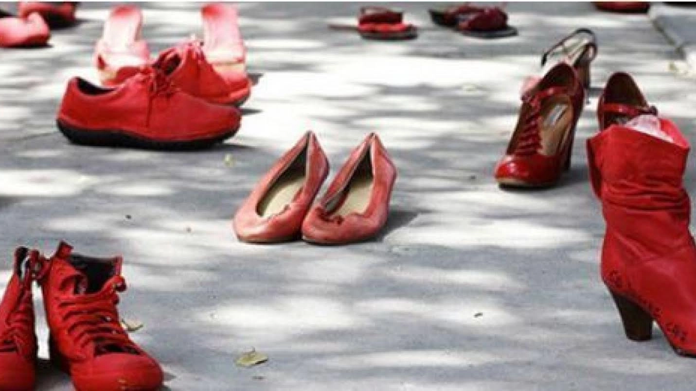 Scarpe rosse, immagine simbolo contro la violenza sulle donne