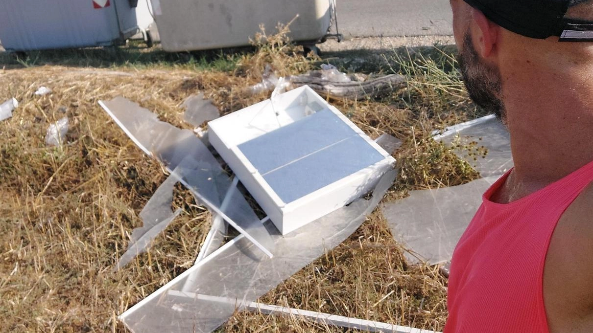 L’inciviltà da combattere. Discarica a cielo aperto. Copertoni, gas e olio L’inciviltà da combattere. Discarica a cielo aperto. Copertoni, gas e olio