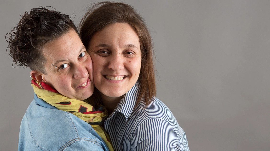 Tania Valle, 34 anni, spezzina, ed Elisa Pasqui, 39 anni di Arezzo, insieme a Kira