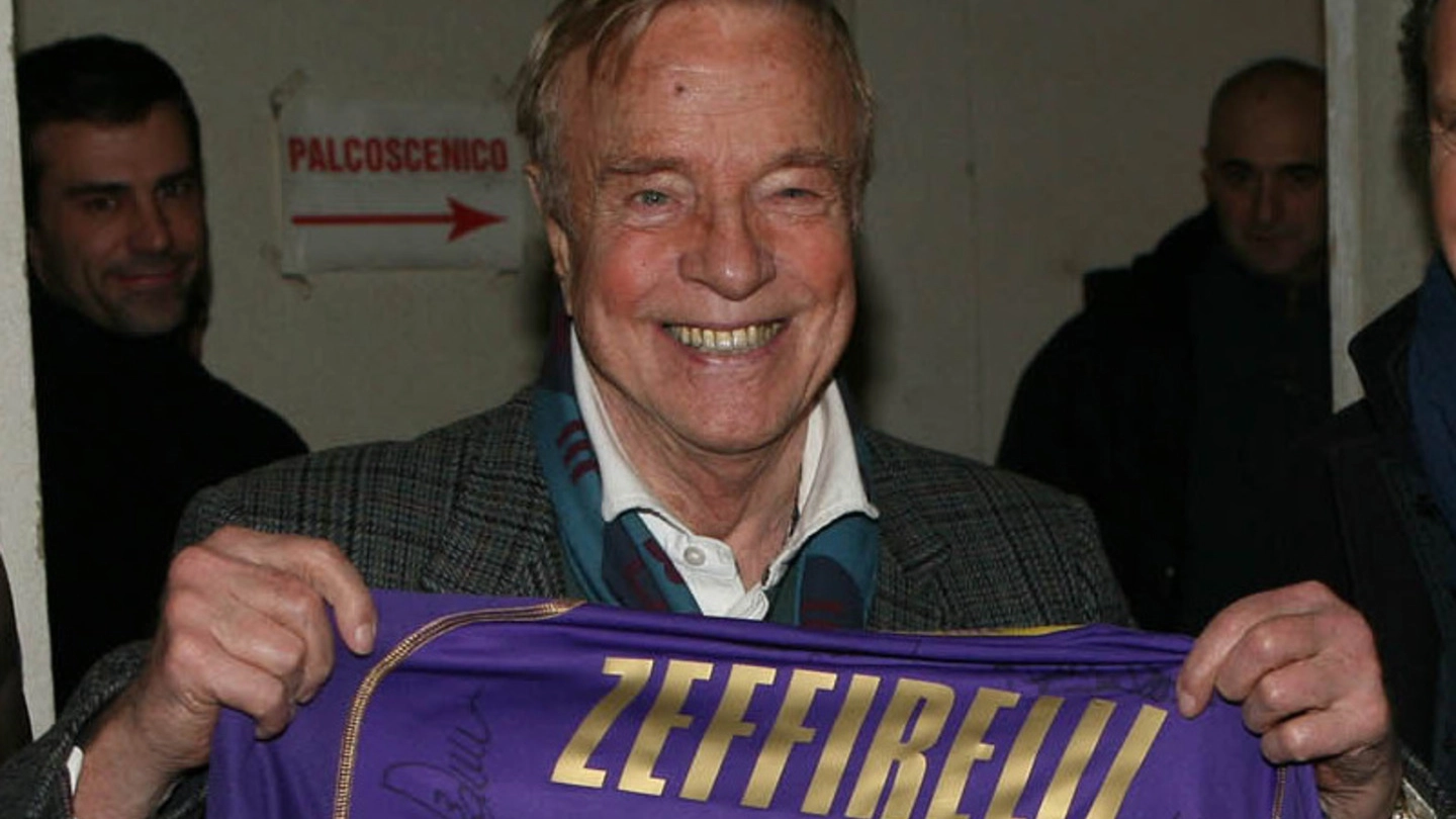 Zeffirelli con la maglia viola che gli fu regalata da Prandelli  In casa del regista ci sono anche bandiere e foto della squadra