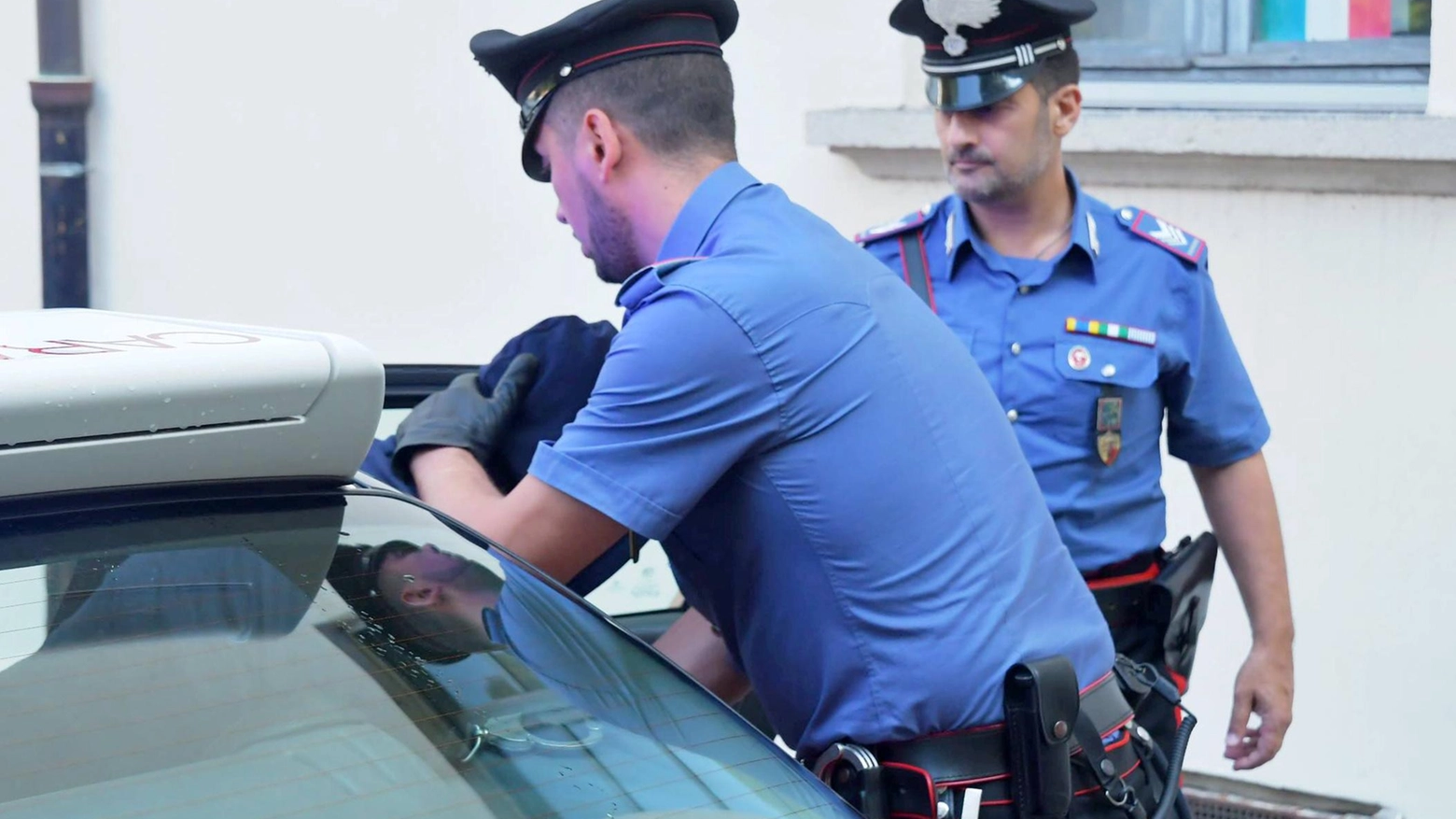 Aggredite in spiaggia  con un pezzo di ferro