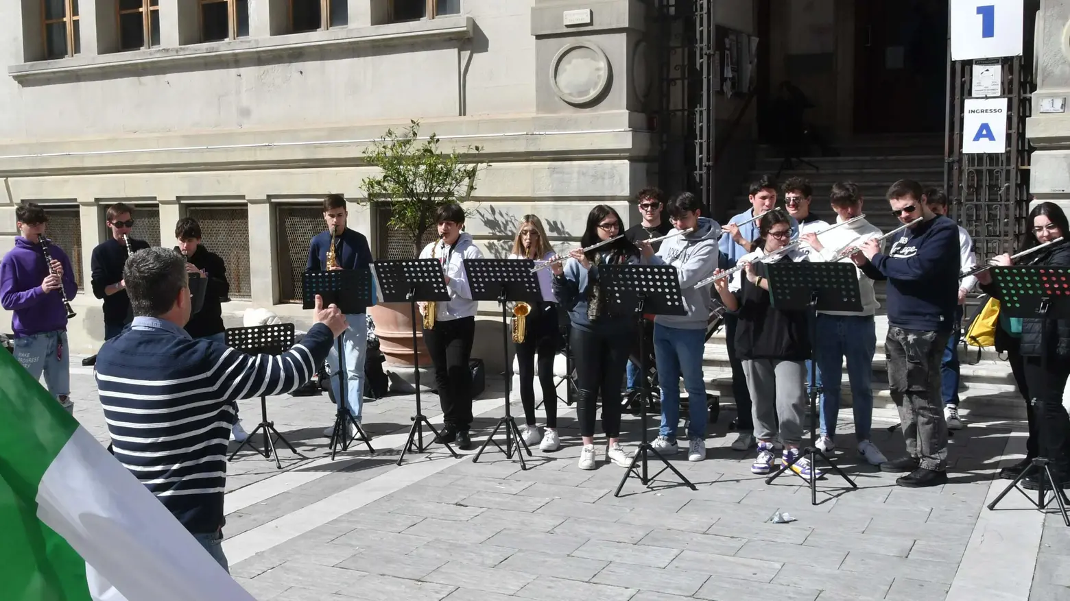 Palma, ragazzi in piazza suonano e cantano l’inno Palma, ragazzi in piazza suonano e cantano l’inno