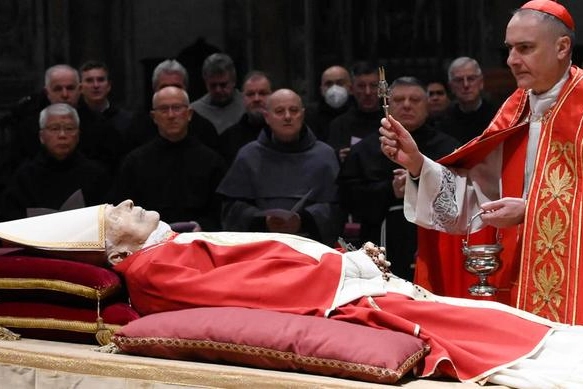 Il corpo del papa emerito Benedetto XVI esposto nella basilica di San Pietro a Roma