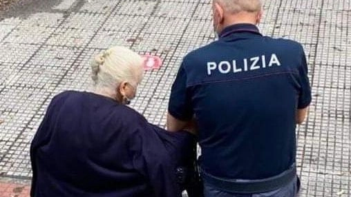 Si perde in spiaggia Cammina 11 chilometri Si perde in spiaggia Cammina 11 chilometri