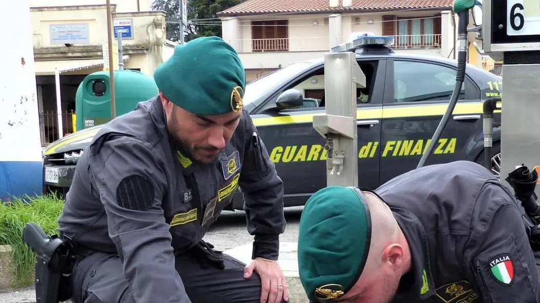 La frode sui carburanti  Gasolio sottocosto  e Iva non pagata   Smantellata la banda