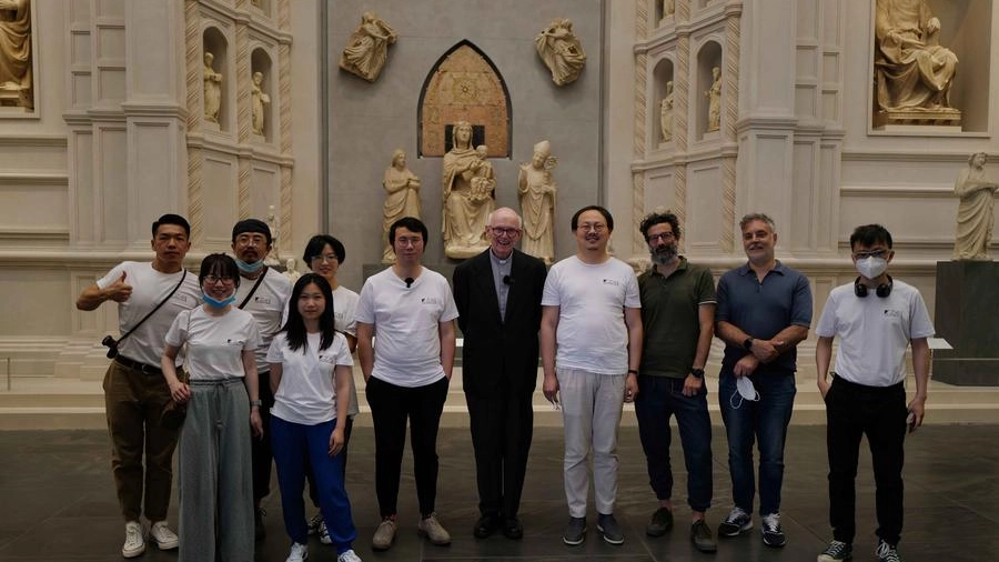  Il gruppo di Zhong Art International con Timothy Verdon,