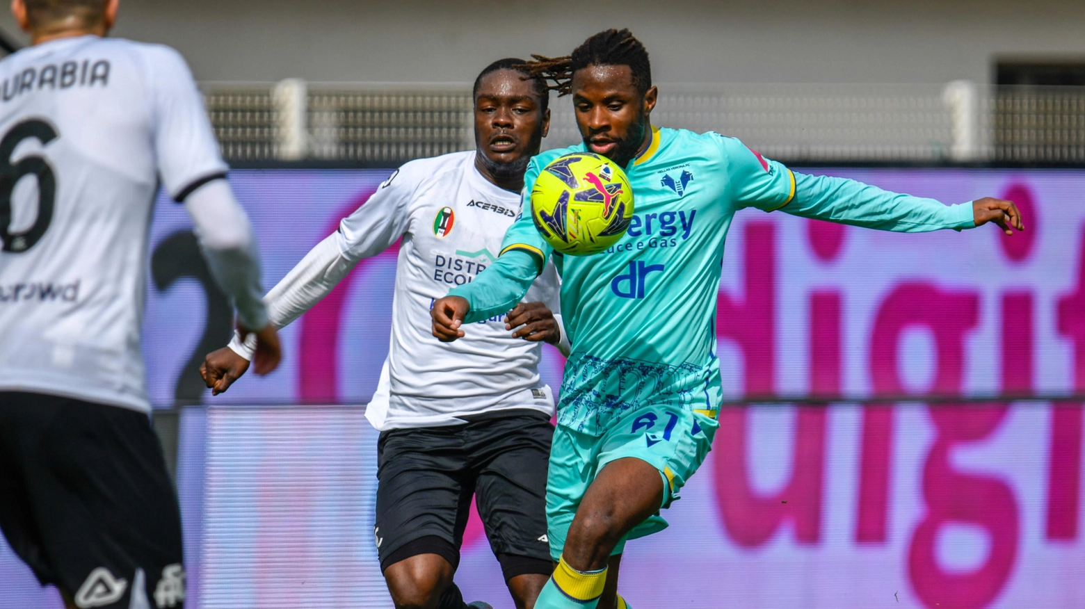 Un momento di Spezia-Verona: Gyasi contro Tamaze Un momento di Spezia-Verona: Gyasi contro Tamaze