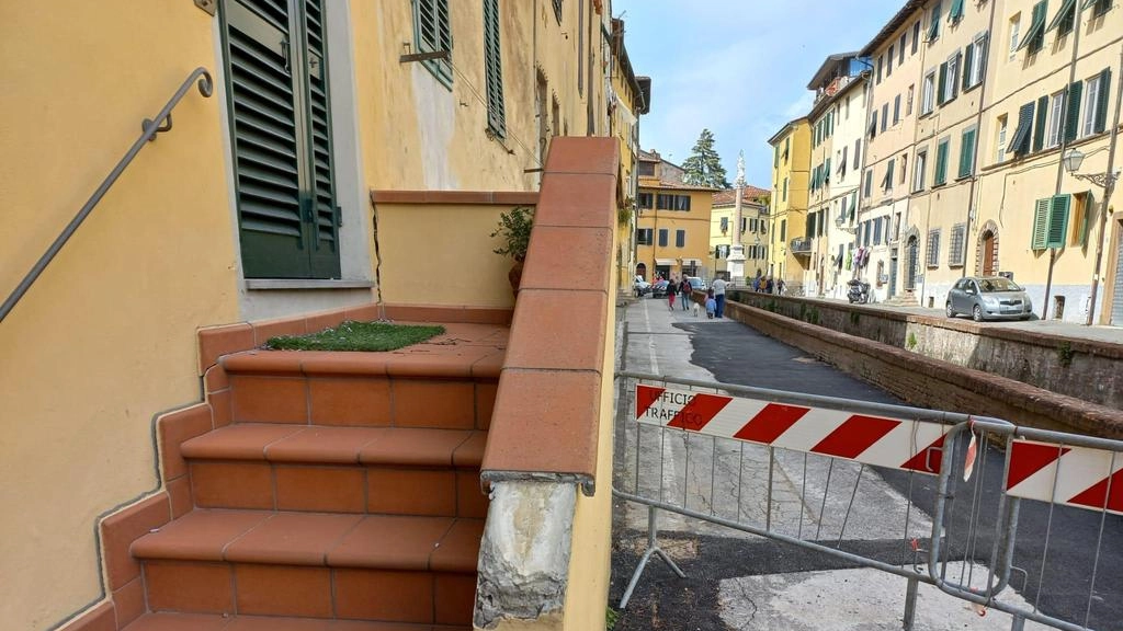 Riapre via dei Fossi. Risolto il nodo cedimenti Riapre via dei Fossi. Risolto il nodo cedimenti