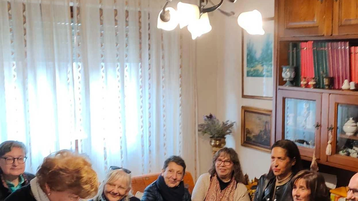 L’incontro dopo cinquant’anni  Maestra e alunni si ritrovano  "Un’emozione davvero incredibile"
