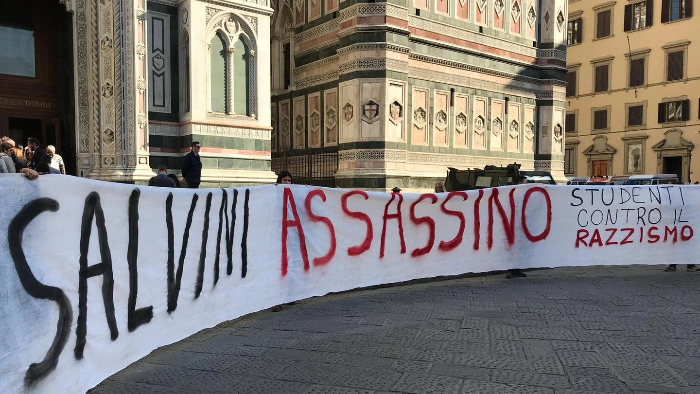 Striscione contro Salvini davanti al Duomo di Firenze