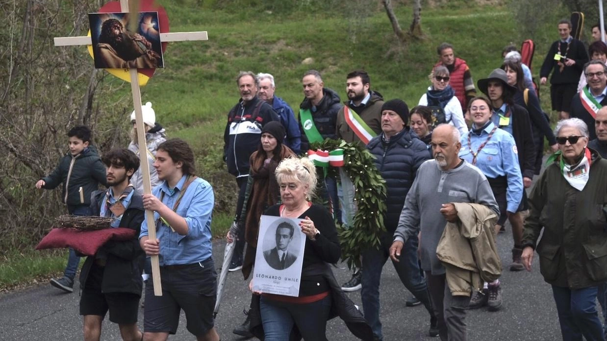 In memoria del partigiano Umile  La prima via crucis intercomunale  "Si è sacrificato per la libertà di tutti"